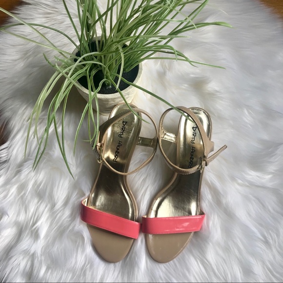 Dirty Laundry Wedge - Picture 2 of 5